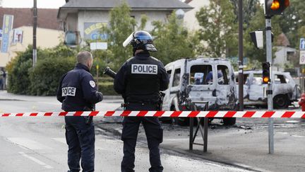 Des policiers à Viry-Chatillon (Essonne), le 8 octobre 2016. (THOMAS SAMSON / AFP)