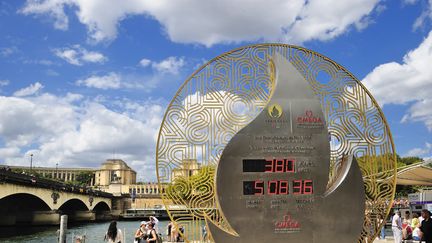 Une horloge affiche un décompte du nombre de jours avant le début des Jeux paralympiques de Paris 2024. (J-F TRIPELON-JARRY / AFP)