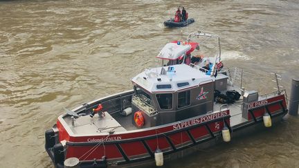 Des pompiers effectuent des recherches dans la Seine, près du pont Saint-Michel, le 5 janvier 2018, afin de retrouver une policière de la brigade fluviale portée disparue.&nbsp; (LUC HAEDRICH / FRANCE 3)