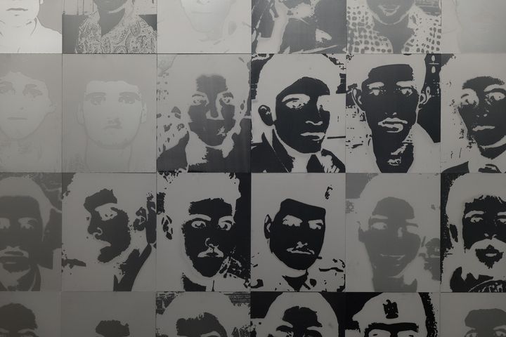 Taysir Batniji, sans titre, 2001 – 2014. Série de 177 portraits, sérigraphie sur Dibond. Courtesy Sfeir-Semler gallery, Beirut/Hamburg. Vue de l’exposition "Quelques bribes arrachées au vide qui se creuse", MAC VAL 2021.&nbsp; (Photo © Aurélien Mole. © Adagp, Paris 2021.)