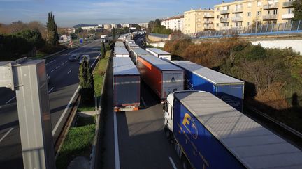 Blocage des transporteurs routiers sur l'A8 au niveau d'Aix-en-Provence, le 7 décembre 2019.  (CLAIRE LEYS / RADIO FRANCE)