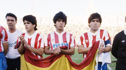 Les trois frères Maradona en 1992, de gauche à droite : Raul, Hugo et Diego, à Seville (Espagne). (GETTY IMAGES)