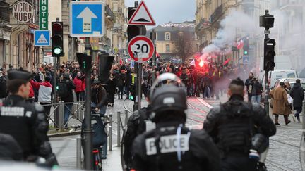 Une manifestation de "gilets jaunes" à Bordeaux, dimanche 7 décembre 2019. (MAXPPP)