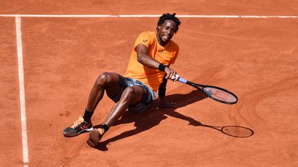 Gaël Monfils à terre sur le Central de Roland-Garros (MUSTAFA YALCIN / ANADOLU AGENCY)