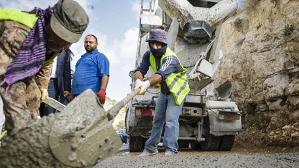 Réfugiés syriens en Jordanie, employés dans la construction d'une route, à Kuft Sum&nbsp;le 5 octobre 2016.&nbsp; (GETTY IMAGES)