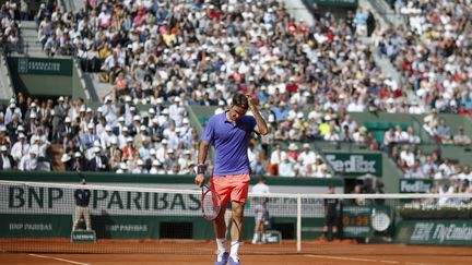 Roger Federer sur le court Suzanne-Lenglen de Roland-Garros en 2015 (KENZO TRIBOUILLARD / AFP)