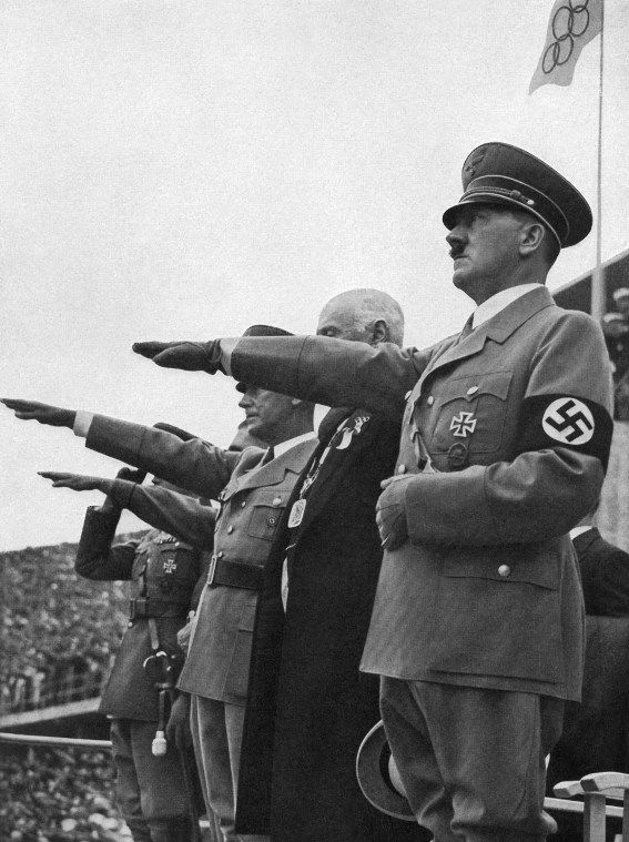 Hitler, durant la cérémonie d'ouverture des Jeux Olympiques de Berlin en 1936 (HO / AFP)