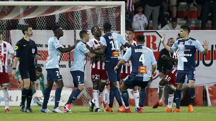 Une altercation entre les joueurs de l'AC Ajaccio et du Havre, en barrage de Liue 2, le 20 mai 2018. (PASCAL POCHARD-CASABIANCA / AFP)