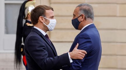 Le président de la République, Emmanuel Macron, le 19 octobre 2020 en compagnie du Premier ministre irakien&nbsp;Mustafa al-Kadhimi, au palais de l'Elysée. (LUDOVIC MARIN / AFP)