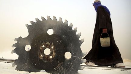 et transformer la roche en brique destinée à la construction, les machines sont équipées de pales de rotors.
 
 (REUTERS / Amr Abdallah Dalsh)