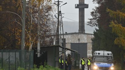 Des policiers polonais, dans le village de Przewodow, le 16 novembre 2022.&nbsp; (ARTUR WIDAK / ANADOLU AGENCY / AFP)