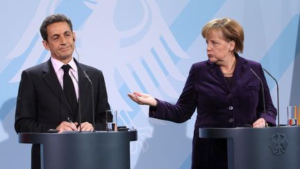 Nicolas Sarkozy et la chanceli&egrave;re allemande Angela Merkel lors d'une conf&eacute;rence de presse &agrave; Berlin (Allemagne), le 9 janvier 2012. (WOLFGANG KUMM / MAXPPP)