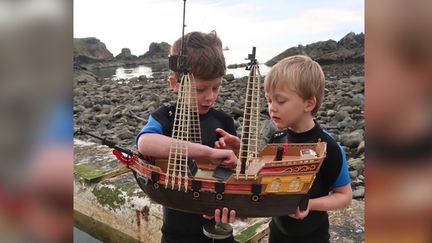 Ollie et Harry Ferguson et leur bateau pirate en mai 2017, en Écosse.
 (CAPTURE D'ECRAN FACEBOOK / THE DAYS ARE JUST PACKED)