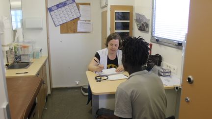 Mondane Berthault, médecin généraliste, en consultation dans la clinique mobile de Médecins sans frontières, jeudi 8 juin 2017 à Paris.&nbsp; (LOUISE HEMMERLE / FRANCEINFO)