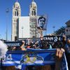 Les supporters marseillais arrivent à la cathédrale de la Major pour l'enterrement de Bernard Tapie, le 8 octobre 2021, à Marseille. (CLEMENT MAHOUDEAU / AFP)