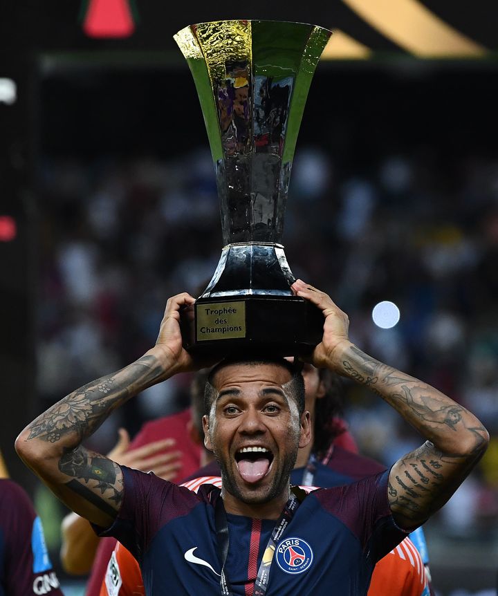 Premier match officiel de Daniel Alves avec le PSG et premier trophée, lors du Trophée des Champions 2017