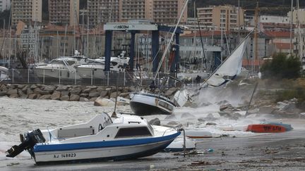 La tempête a touché le port d'Ajaccio où des navires se sont échoués. (JEAN-PIERRE BELZIT / MAXPPP)