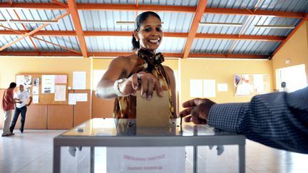 Dans un bureau de vote &agrave; Case-Pilote, en Martinique, pour le second tour des l&eacute;gislatives le 16 juin 2012. (JEAN-MICHEL ANDRE / AFP)