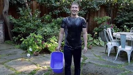 Apr&egrave;s un d&eacute;fi lanc&eacute; par le gouverneur du New Jersey Chris Christie, Mark Zuckerberg, fondateur de Facebook, s'est renvers&eacute; un seau d'eau gel&eacute;e sur la t&ecirc;te, jeudi 14 ao&ucirc;t. (TECHCRUNCH / CAPTURE D'ECRAN FRANCETV INFO )