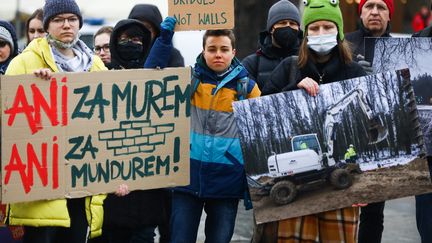 Une manifestation contre la construction d'un mur anti-migrants à la frontière entre la Pologne et la Biélorussie, à Cracovie (Pologne), le 6 janvier 2022. (BEATA ZAWRZEL / NURPHOTO)