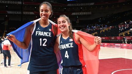 Les Françaises Iliana Rupert et Marine Fauthoux lors de la petite finale des Jeux olympiques 2020 entre l'équipe de France et la Serbie, le 7 août 2021, à Tokyo. (MONTIGNY PHILIPPE / KMSP via AFP)