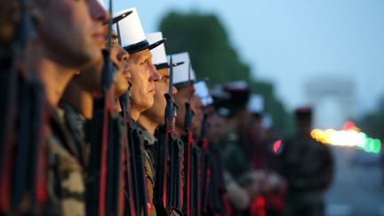 Des soldats de la L&eacute;gion &eacute;trang&egrave;re sur les Champs-Elys&eacute;es pour les r&eacute;p&eacute;titions du d&eacute;fil&eacute; du 14-Juillet, le 12 juillet 2013, &agrave; Paris. (PHILIPPE WOJAZER / REUTERS)