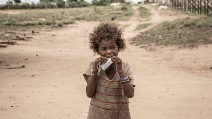 Lors d'un précédent épisode de disette, en décembre 2018, une fillette du village d'Ifotaka dans le sud de Madagascar, mange un complément alimentaire fourni par l'ONG Action contre la faim. (RIJASOLO / AFP)