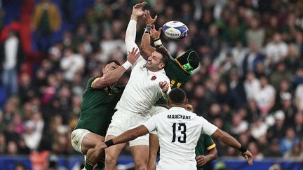 Combat aérien entre Cheslin Kolbe et Jonny May, lors de la demi-finale de la Coupe du monde entre l'Angleterre et l'Afrique du Sud, le 21 octobre 2023 au Stade de France. (FRANCK FIFE / AFP)