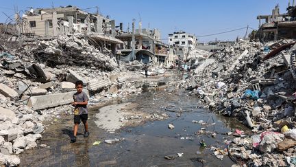 Les déchets s'accumulent dans la rue, dans le camp de réfugiés palestiniens à Jabalia, au nord de la bande de Gaza, le 14 août. Ilustration. (OMAR AL-QATTAA / AFP)