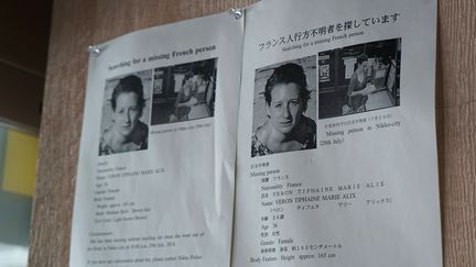 Les avis de recherche placardés dans la région nippone de Nikko&nbsp;pour retrouver Tiphaine Véron. (KAZUHIRO NOGI / AFP)