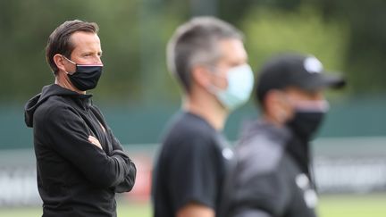 Julien Stéphan, l'entraîneur du Stade Rennais (gauche), et le staff technique supervisent, masques sur le&nbsp;visage, un match de&nbsp;préparation de la saison 2020-2021. (VINCENT MICHEL / MAXPPP)