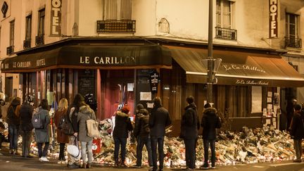 Des Parisiens rendent hommage aux victimes des attaques terroristes de Paris du 13-Novembre, devant le bar Le Carillon et Le Petit Cambodge, le 20 novembre 2015. (?FRANCOIS LAFITE/WOSTOK PRESS / MAXPPP)