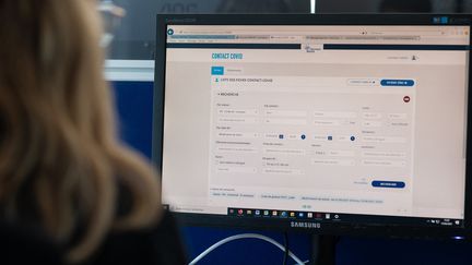 Une traceuse de l'Assurance maladie consulte la plateforme de rétro-tracing, à Nantes, le 15 juin 2021. (JEREMIE LUSSEAU / HANS LUCAS / AFP)