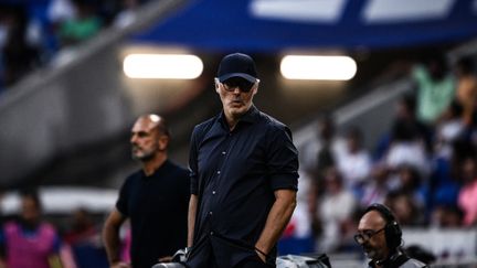 Laurent Blanc lors de Lyon-Montpellier en Ligue 1, le 19 août 2023, au Groupama Stadium. (JEFF PACHOUD / AFP)