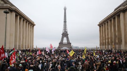 Des manifestants contre la loi immigration rassemblés place du Trocadéro, à Paris, le 21 janvier 2024. (GUILLAUME BAPTISTE / AFP)