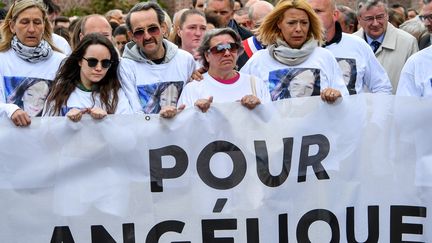 La famille d'Angélique lors d'une marche blanche en la mémoire de leur fille violée et tuée, le 1er mai 2018, à Wambrechies (Nord).&nbsp; (AFP)