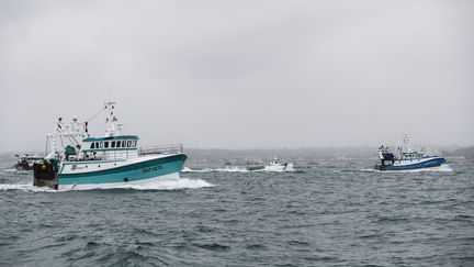 Des bateaux de pêche français&nbsp;rentrent après une manifestation contre les conditions de pêche post-Brexit à Jersey, le 6 mai 2021. (SAMEER AL-DOUMY / AFP)