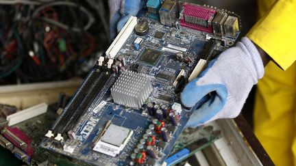 Un ouvrier s'emploie à démonter des équipements électroniques obsolètes dans un centre de recyclage près de Naïrobi, au Kenya. (Photo Reuters/Thomas Mukoya)