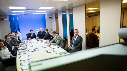 Emmanuel Macron dans la salle des opérations, lors des frappes menées en Syrie, samedi 14 avril 2018. (Compte Twitter d'Emmanuel Macron / Présidence de la République française / AFP)