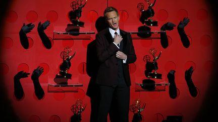 Le com&eacute;dien am&eacute;ricain Neil Patrick Harris pr&eacute;sente la 65e c&eacute;r&eacute;monie&nbsp;des Emmy Awards &agrave; Los Angeles (Californie, Etats-Unis), le 22 septembre 2013. (MIKE BLAKE / REUTERS)