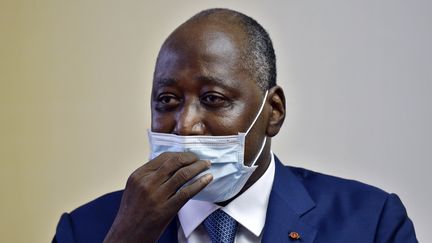 Le Premier ministre ivoirien Amadou Gon Coulibaly, arborant un masque, le 2 juillet 2020 à son arrivée à l'aéroport d'Abidjan, la capitale ivoirienne, après avoir séjourné deux mois en France pour&nbsp;raisons &nbsp;de santé. (SIA KAMBOU / AFP)