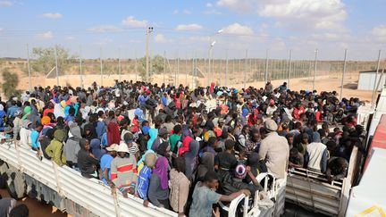 Des migrants arrivant au centre de détention de Gharyan, en Libye, le 12&nbsp;octobre 2017. (HANI AMARA / REUTERS)