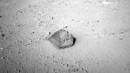 Voici la premi&egrave;re pierre que va &eacute;tudier le robot Curiosity, envoy&eacute; sur Mars pour deux ans. (NASA)