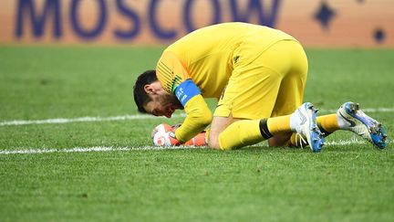 Hugo Lloris célèbre sa victoire en finale de la Coupe du monde, dimanche 15 juillet (FRANCK FIFE / AFP)