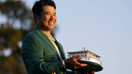 Le Japonais Hideki Matsuyama tient son trophée après avoir remporté le Masters d'Augusta, le dimanche 11 avril 2021, en Géorgie.  (MATT SLOCUM/AP/SIPA / SIPA)