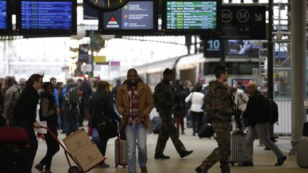 Les soldats renforcent le plan Vigipîrate Gare du Nord lundi 16 novembre 2015. (KENZO TRIBOUILLARD / AFP)