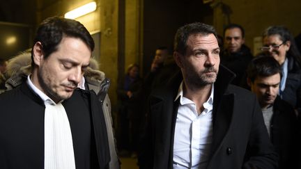 L'ancien trader de la Société générale, Jérôme Kerviel (à droite) et son avocat David Koubbi au Palais de justice de Paris, le 18 janvier 2016. (ERIC FEFERBERG / AFP)