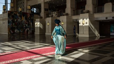 Une femme arrange sa robe lors de la cérémonie d'ouverture de la Biennale de Dakar (Sénégal), exposition d'art contemporain africain, le 7 novembre 2024. (JOHN WESSELS / AFP)