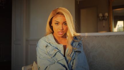 Le tube "Anissa" de la chanteuse Wejdene comptabilise plus de 50 millions de vues sur YouTube.&nbsp; (Capture d'écran du clip "Anissa" sur YouTube. Réalisateur : SevenEyes, GUETTE MUSIC © 2020)