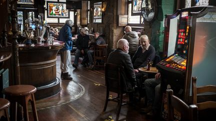 Les clients d'un pub à Glasgow (Ecosse) le 7 octobre 2020. (JULIEN MARSAULT / HANS LUCAS / AFP)